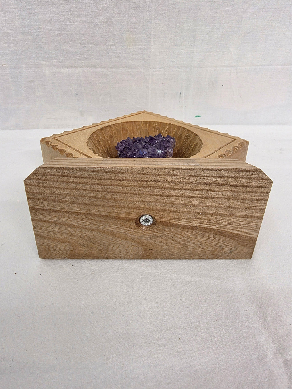 Handgearbeitetes Amethyst-Arrangement im Holzrahmen
