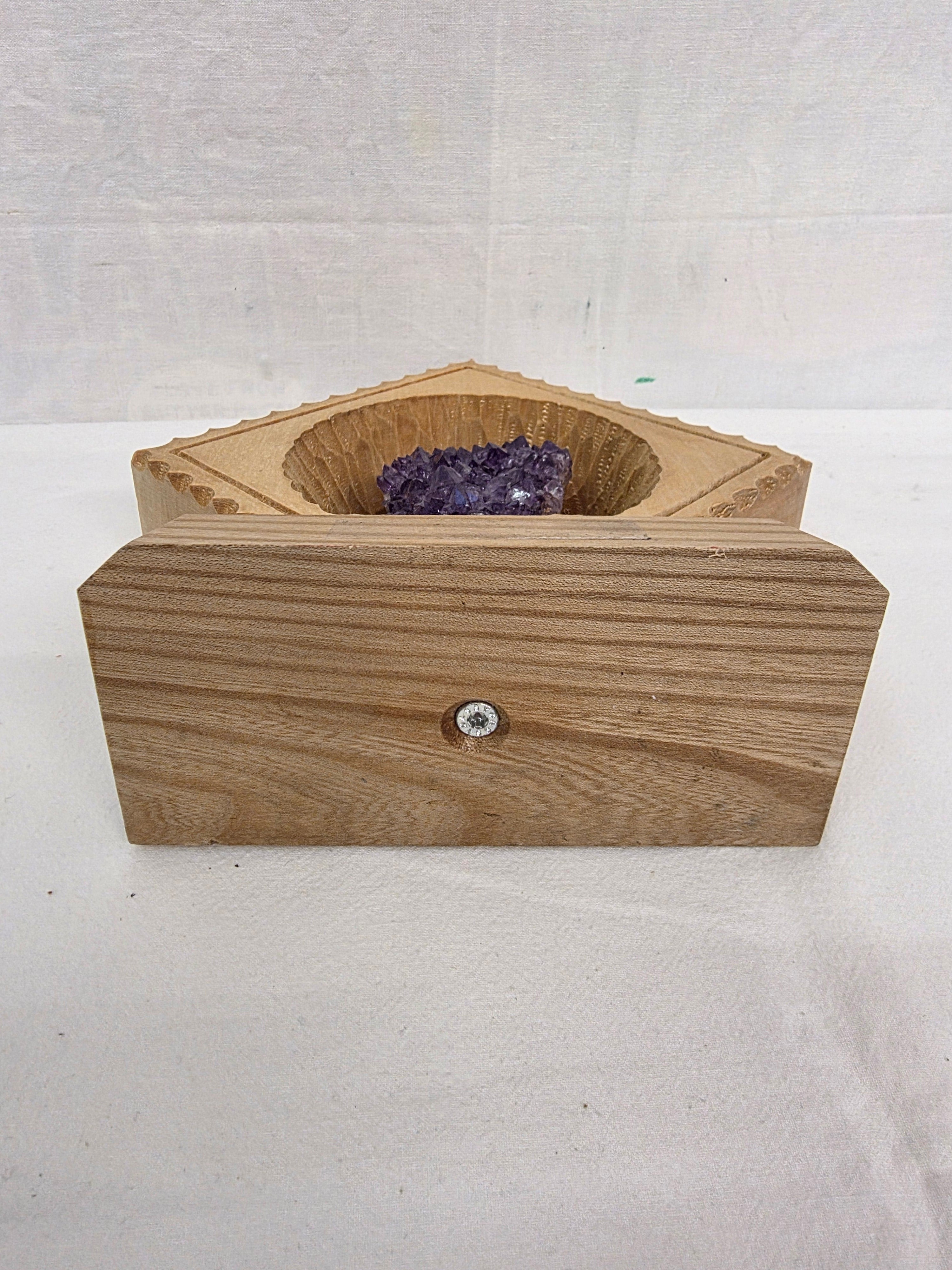 Handgearbeitetes Amethyst-Arrangement im Holzrahmen