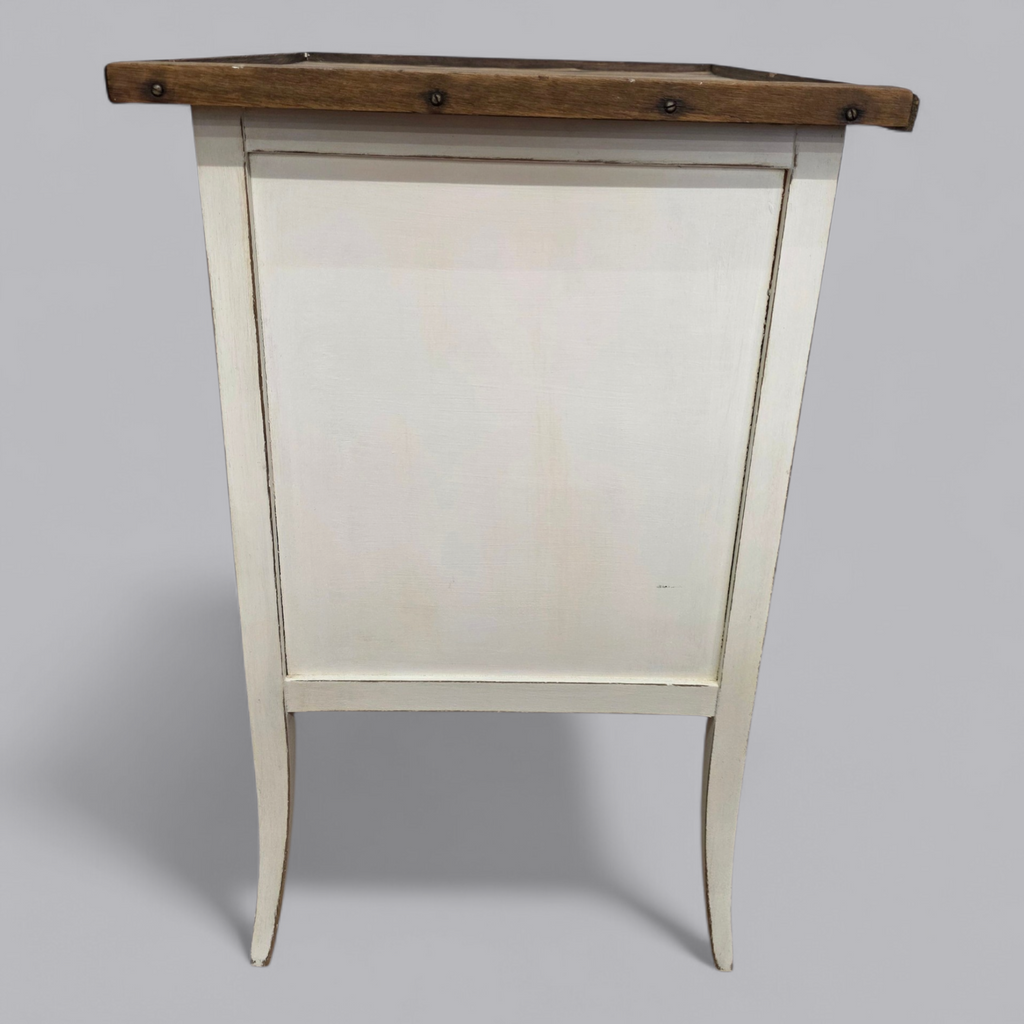 Eleganter Vintage Schrank mit rustikalem Charme