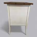Eleganter Vintage Schrank mit rustikalem Charme