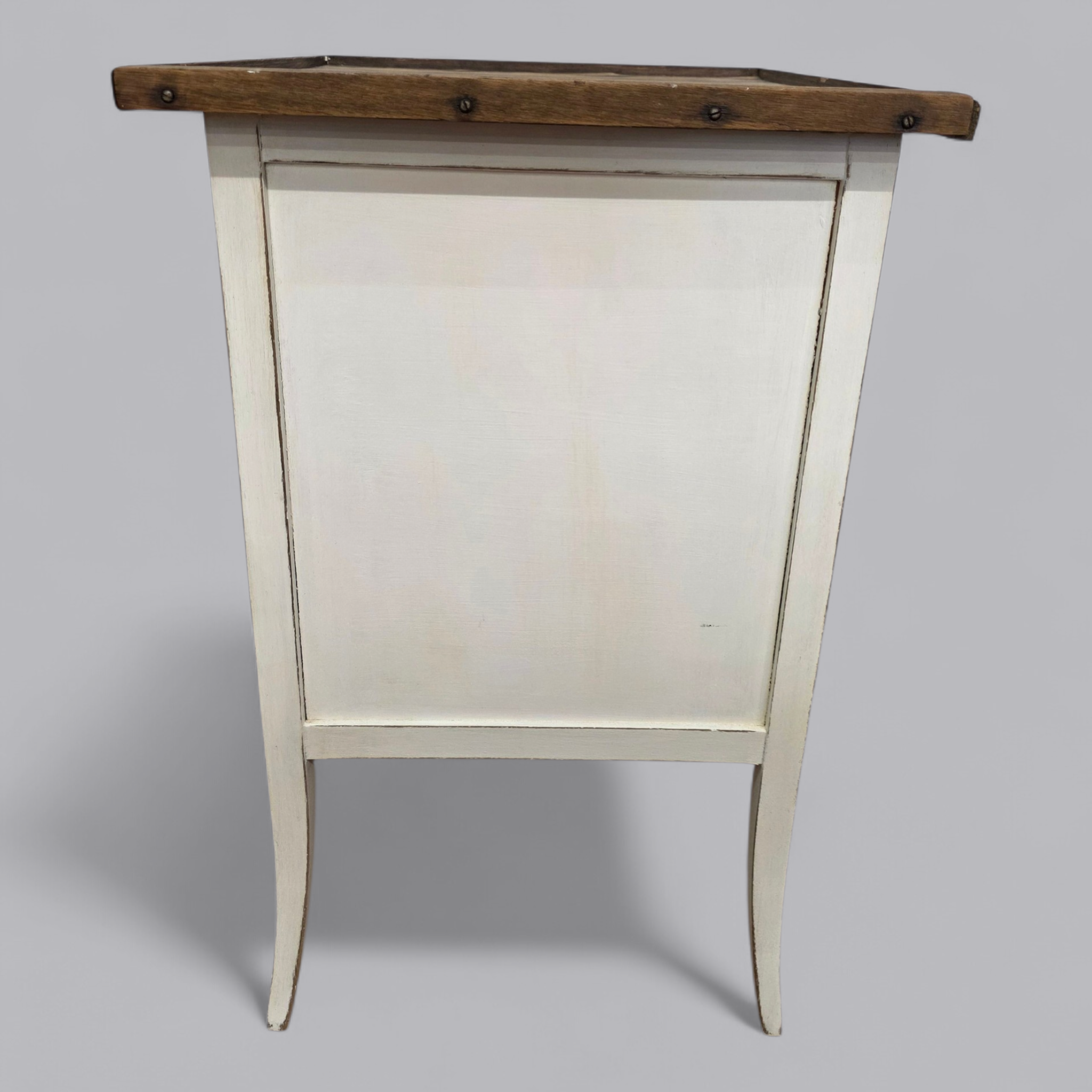 Eleganter Vintage Schrank mit rustikalem Charme