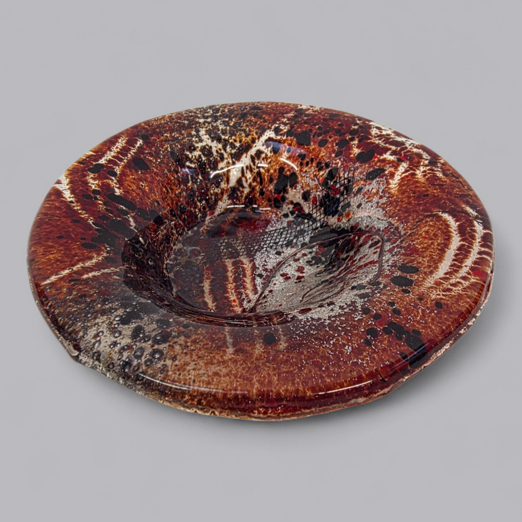 Künstlerische Glasschale mit flammendem Farbdesign