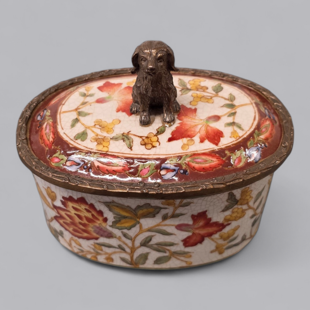 Antike Porzellandose Wong Lee 1895 mit Hundefigur