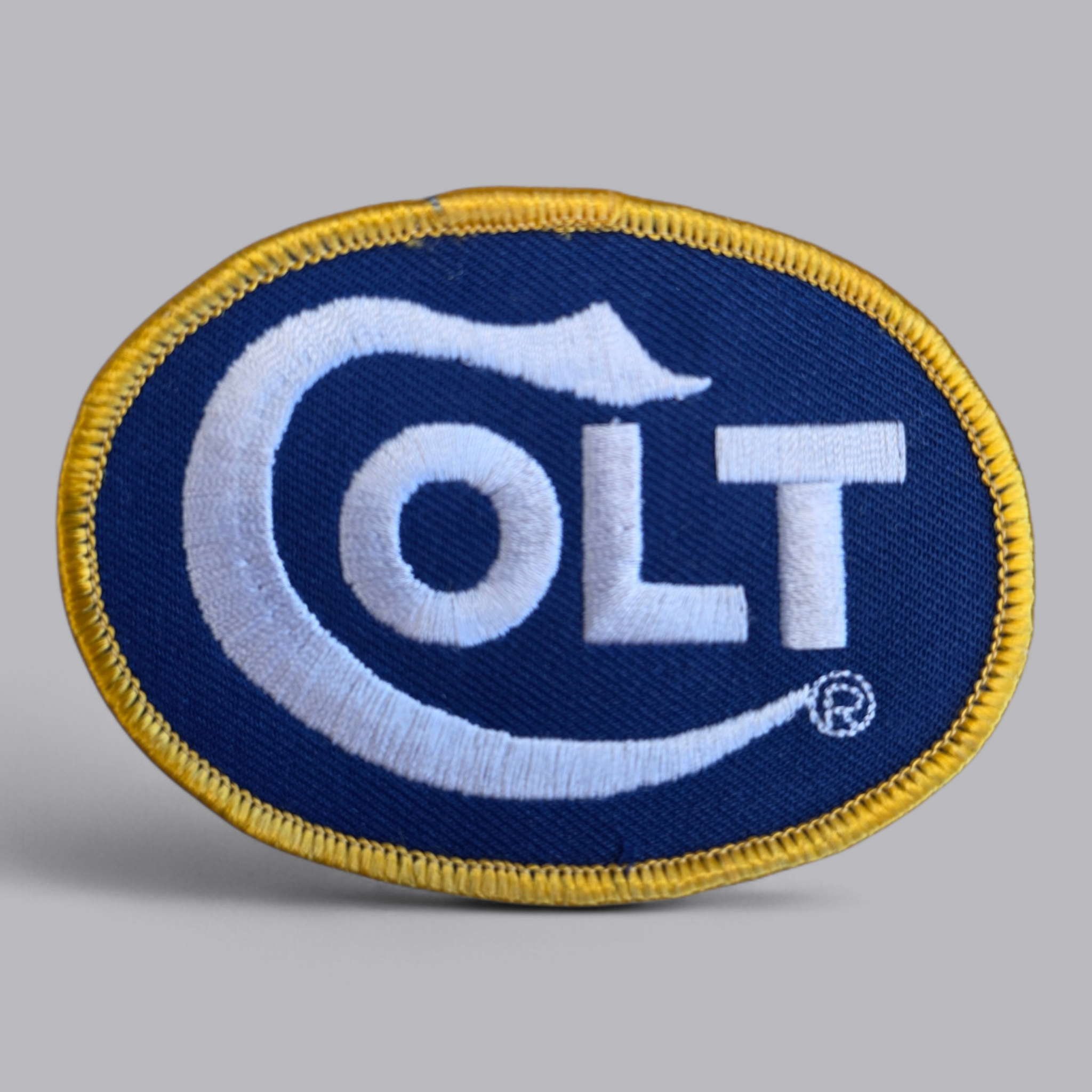 Authentisches Marken-Statement: Bestickter Colt Logo Aufnäher