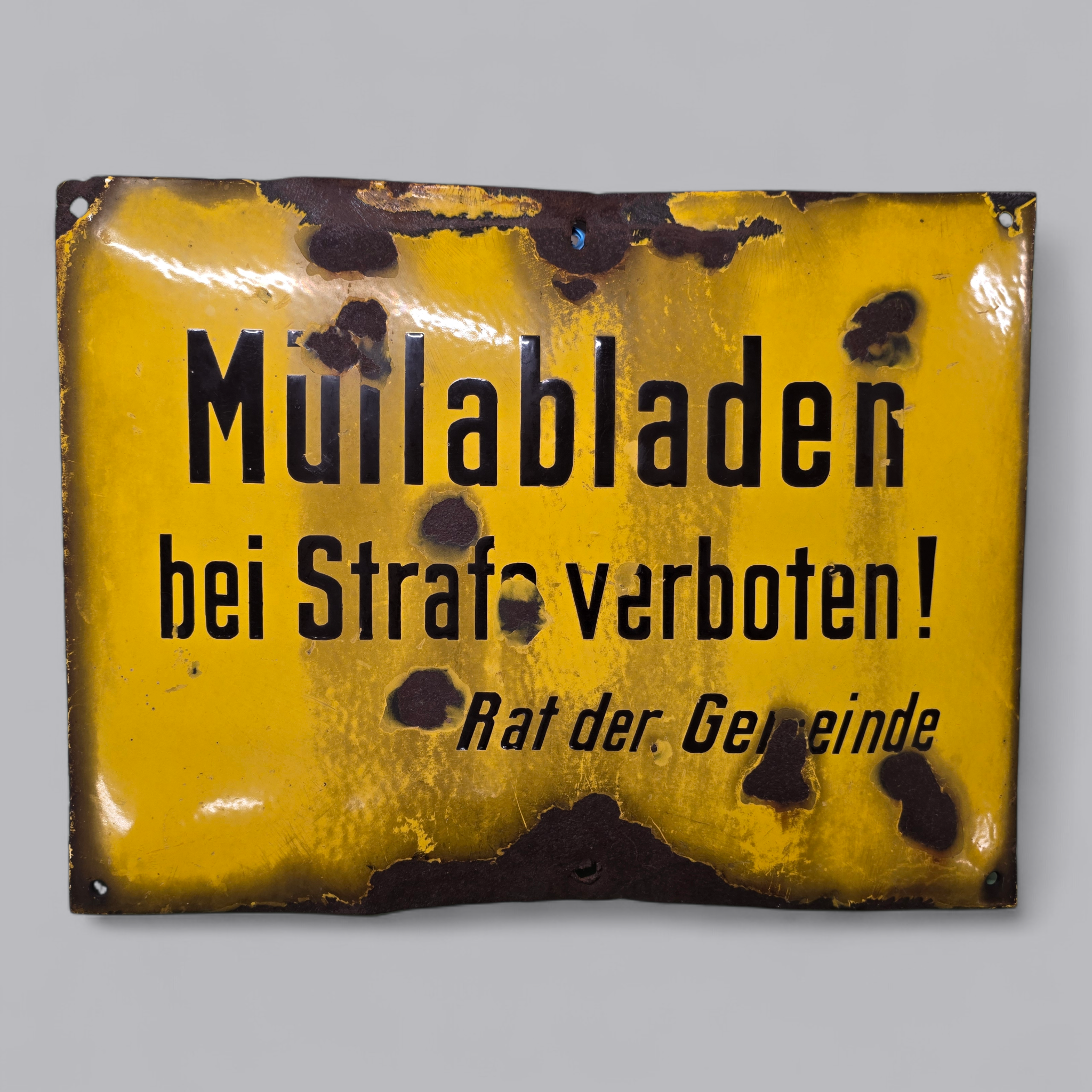 Antikes Emailleschild – "Müllabladen bei Strafe verboten!"