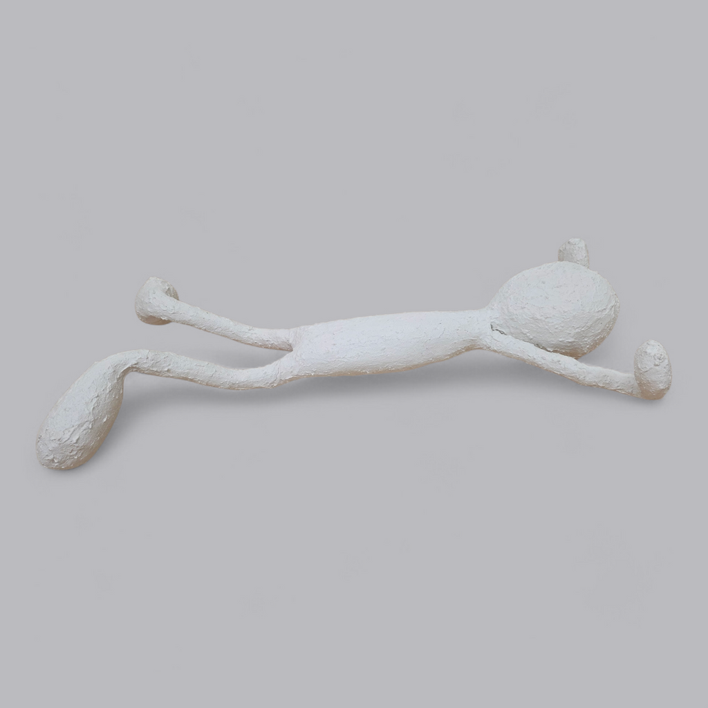 Abstrakte Gips-Skulptur – Figur im Handstand