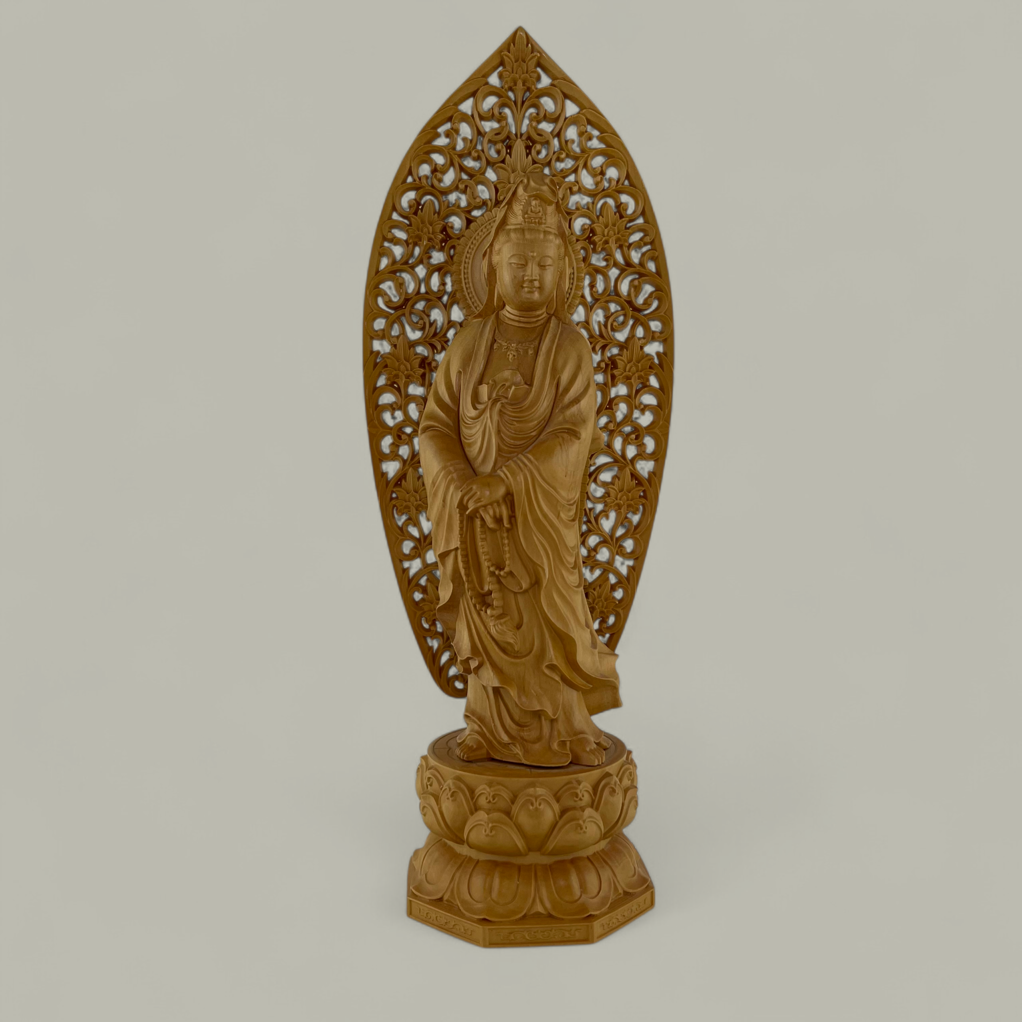 Filigrane Guanyin Skulptur auf Lotusthron – Asiatische Holzschnitzkunst
