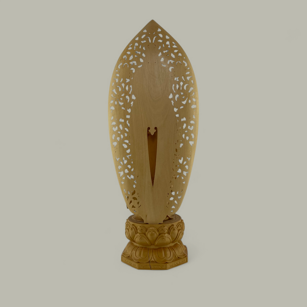 Filigrane Guanyin Skulptur auf Lotusthron – Asiatische Holzschnitzkunst
