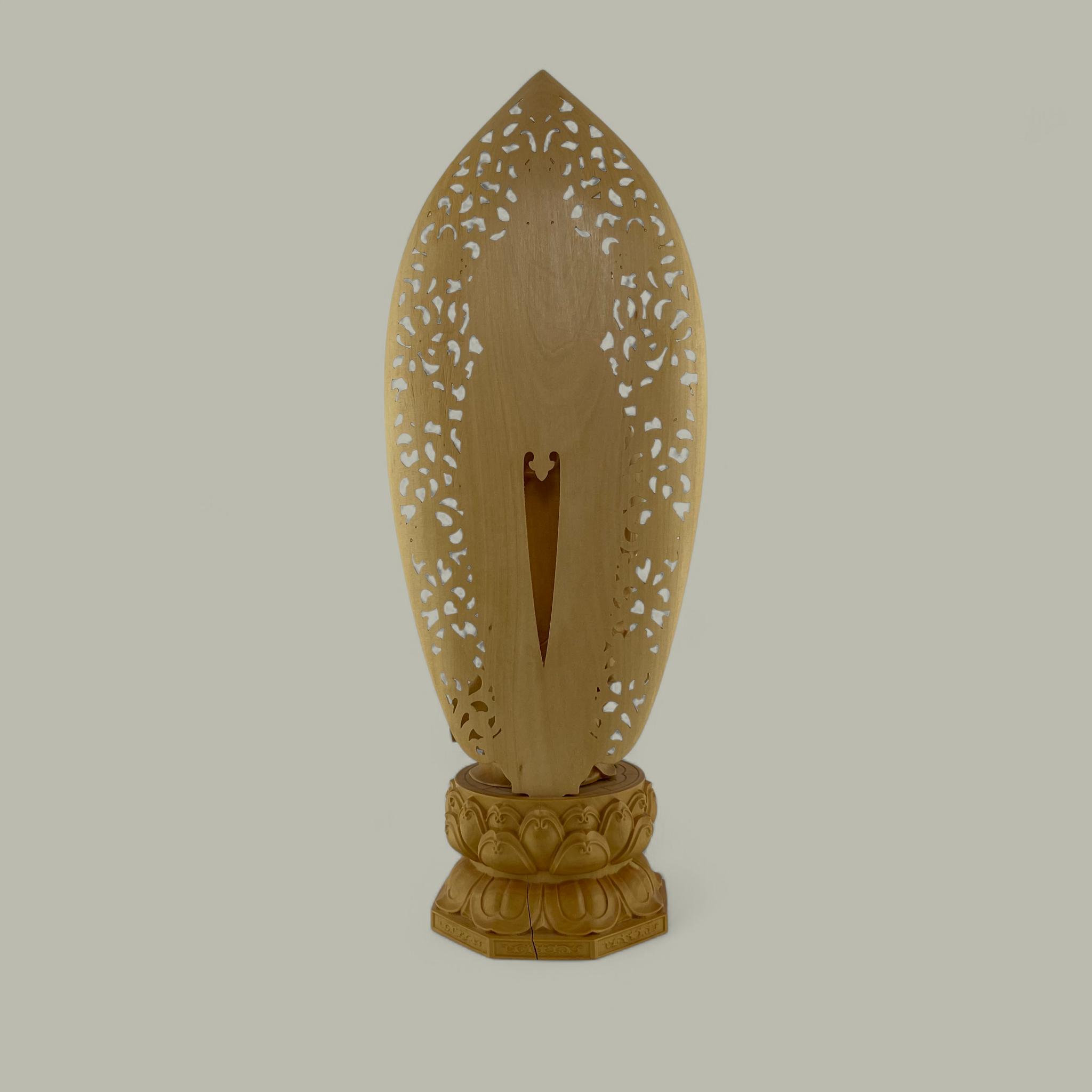 Filigrane Guanyin Skulptur auf Lotusthron – Asiatische Holzschnitzkunst
