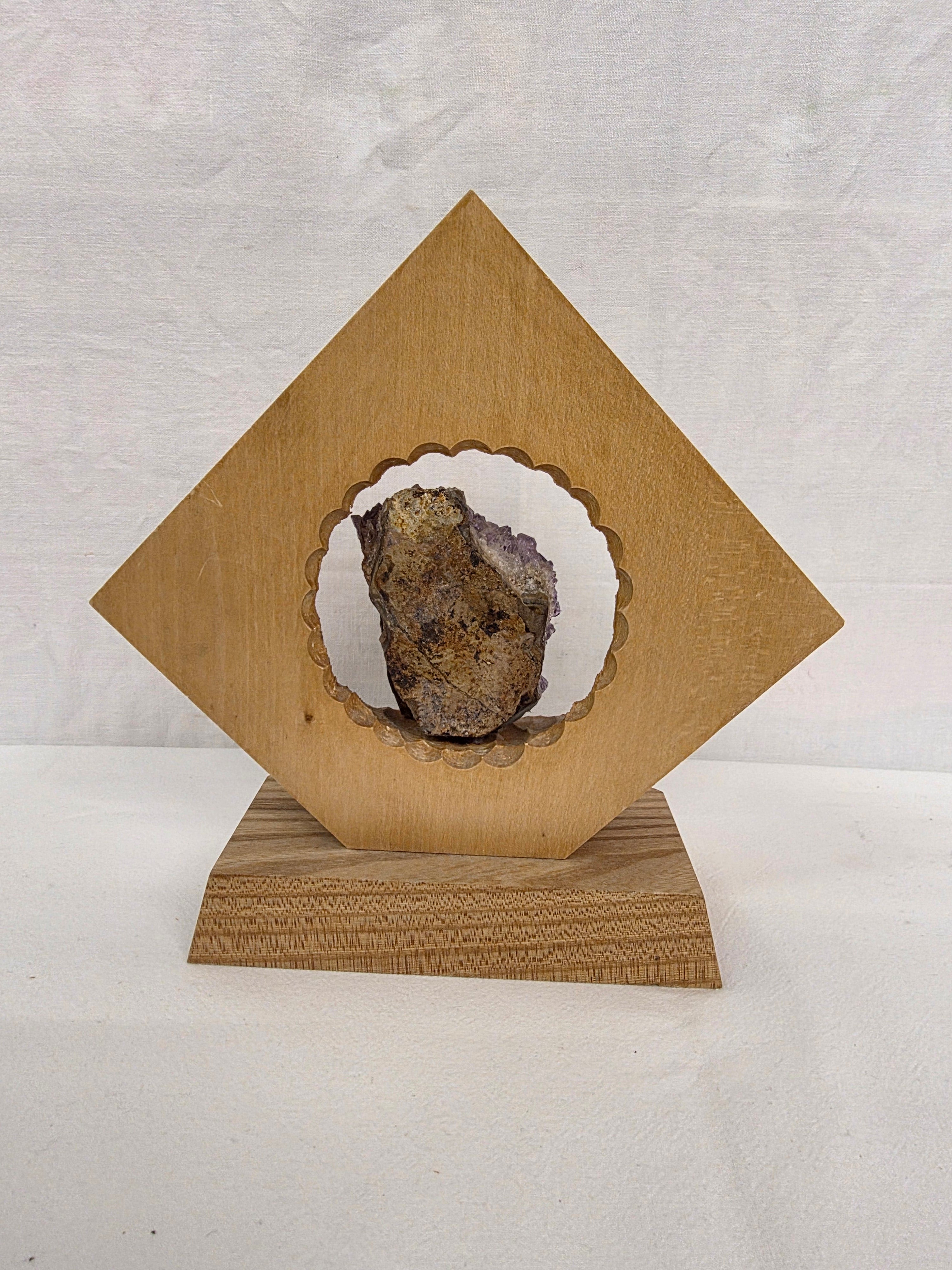 Handgearbeitetes Amethyst-Arrangement im Holzrahmen