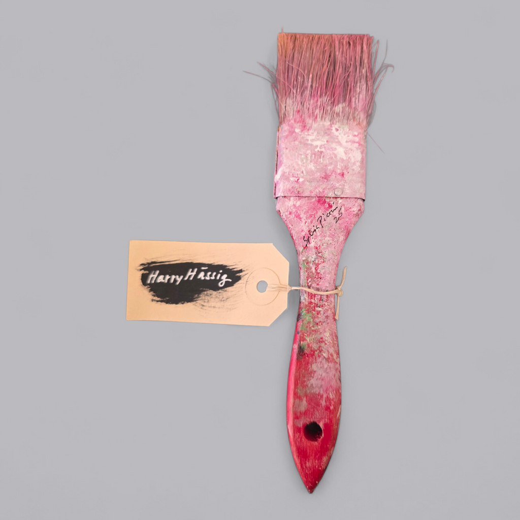 Pensionierter Mitarbeiter „Harry Hässig“ – bemalter Pinsel (ca. 19 cm)