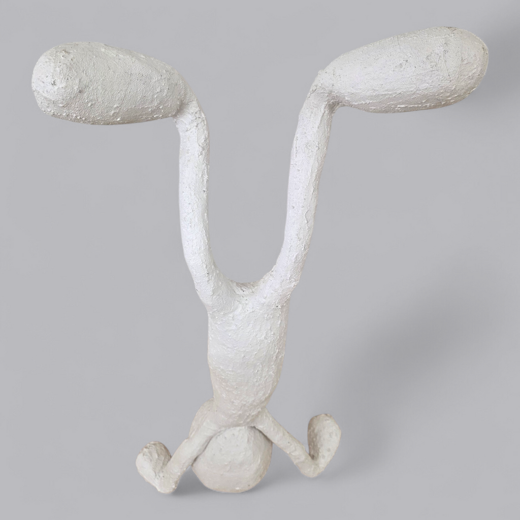 Abstrakte Gips-Skulptur – Figur im Handstand