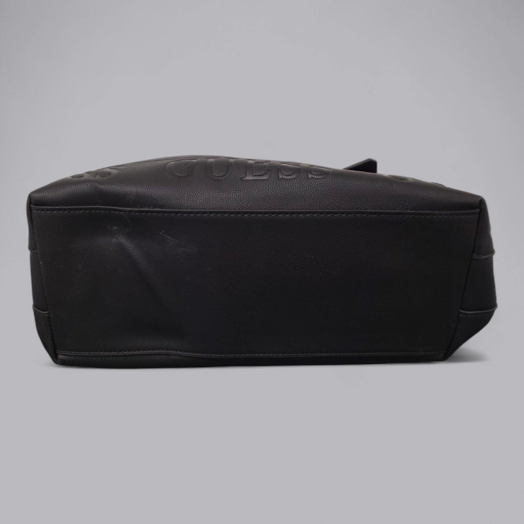 Elegante Guess Handtasche – Klassisches Schwarz – Neuwertig