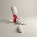Abstrakte Skulptur – Sitzende Figur mit rotem Schal