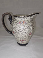 Edler Porzellankrug mit Feinsilber-Dekor und Blumenmuster