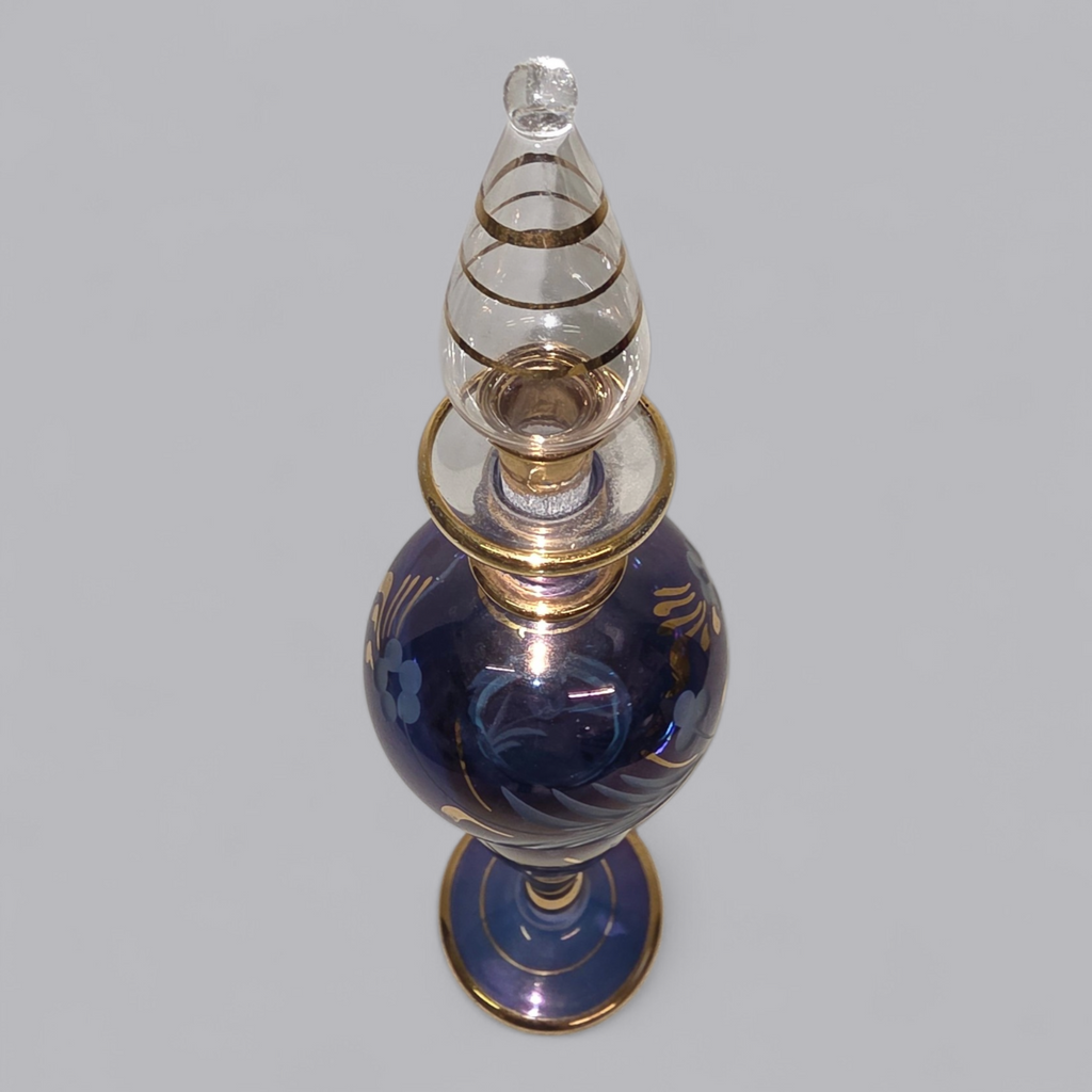 Eleganter Glasflacon in tiefem Violett mit Goldakzenten