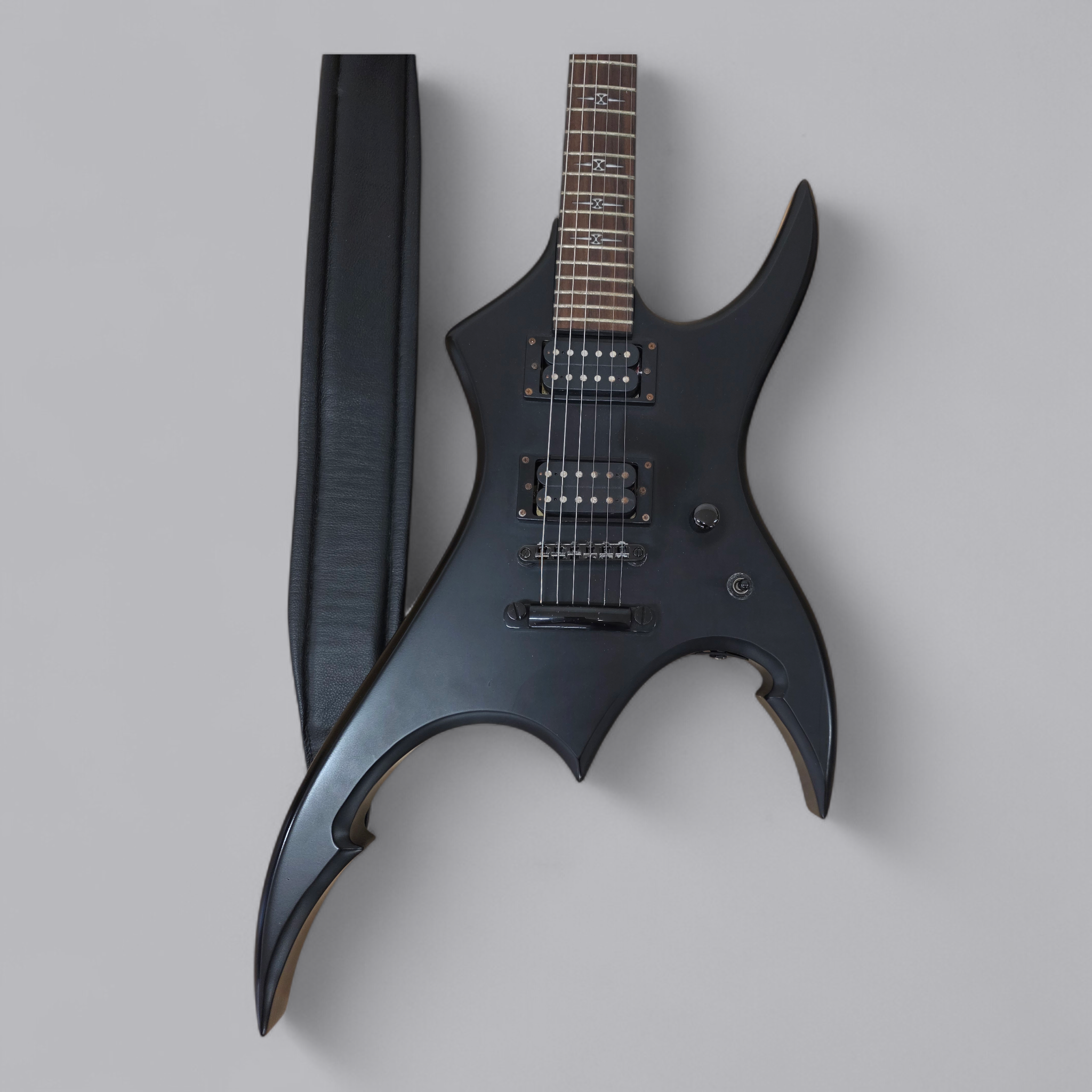 Firewood E-Gitarre – Aggressives Design in Matt-Schwarz