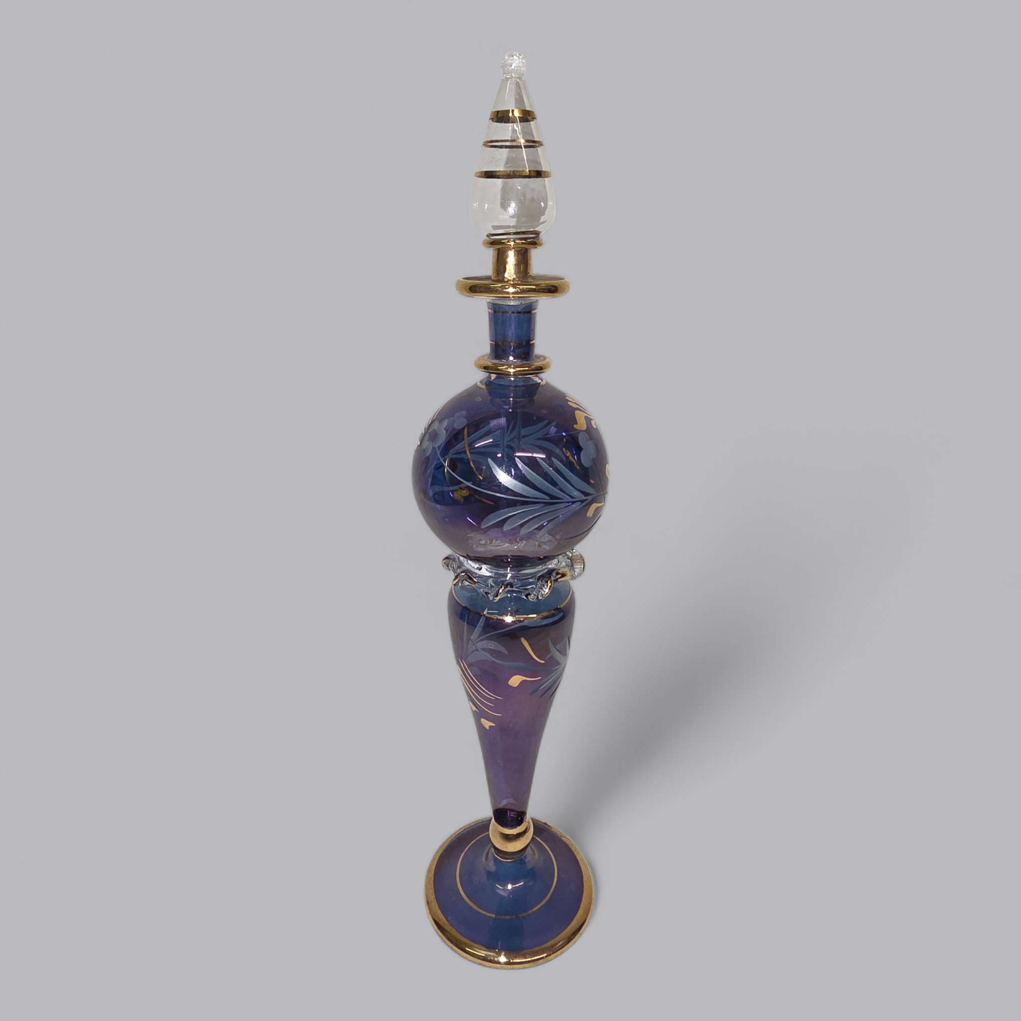Eleganter Glasflacon in tiefem Violett mit Goldakzenten