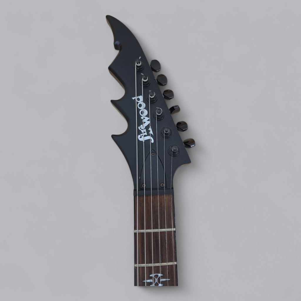 Firewood E-Gitarre – Aggressives Design in Matt-Schwarz
