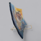Farbenfroher Glasteller mit kunstvollem Muster