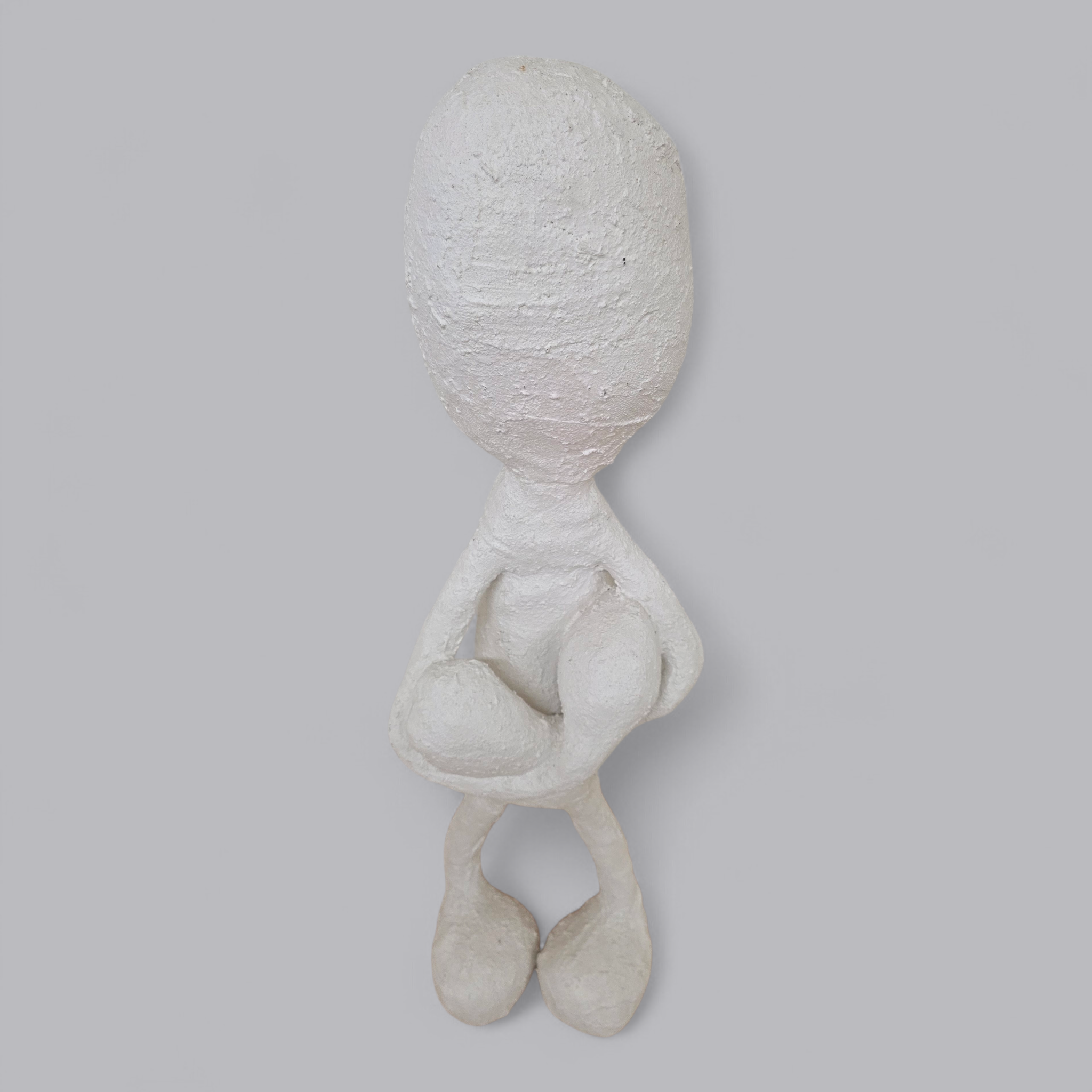 Abstrakte Gips-Skulptur – Figur mit verschränkten Armen