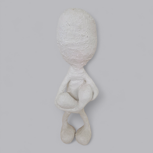 Abstrakte Gips-Skulptur – Figur mit verschränkten Armen