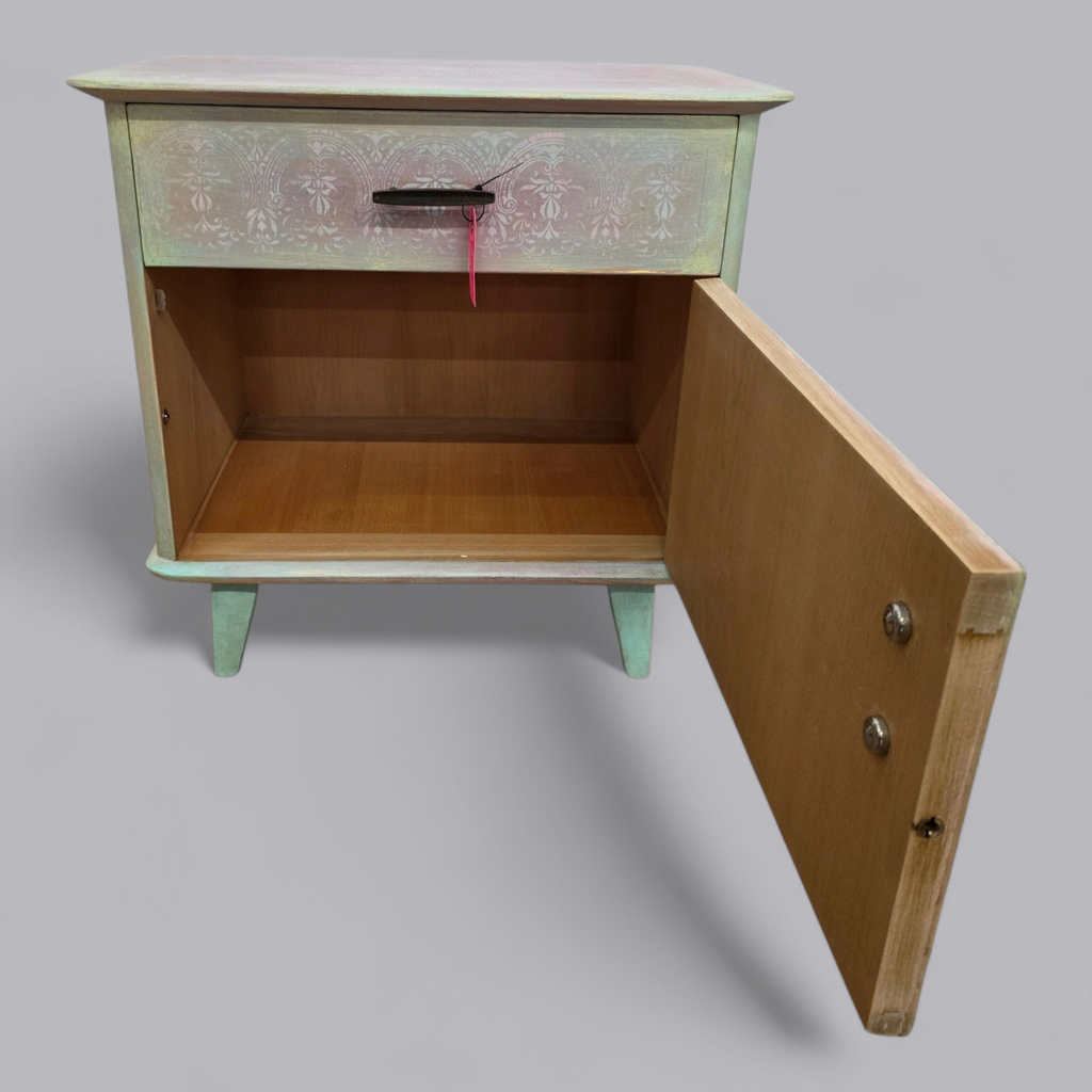 Upcycling Nachtschrank mit sanfter Patina in Pastelltönen