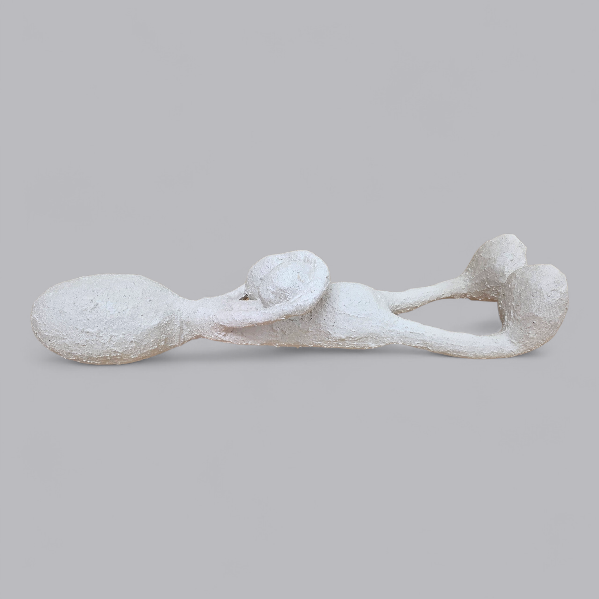 Abstrakte Gips-Skulptur – Figur mit verschränkten Armen