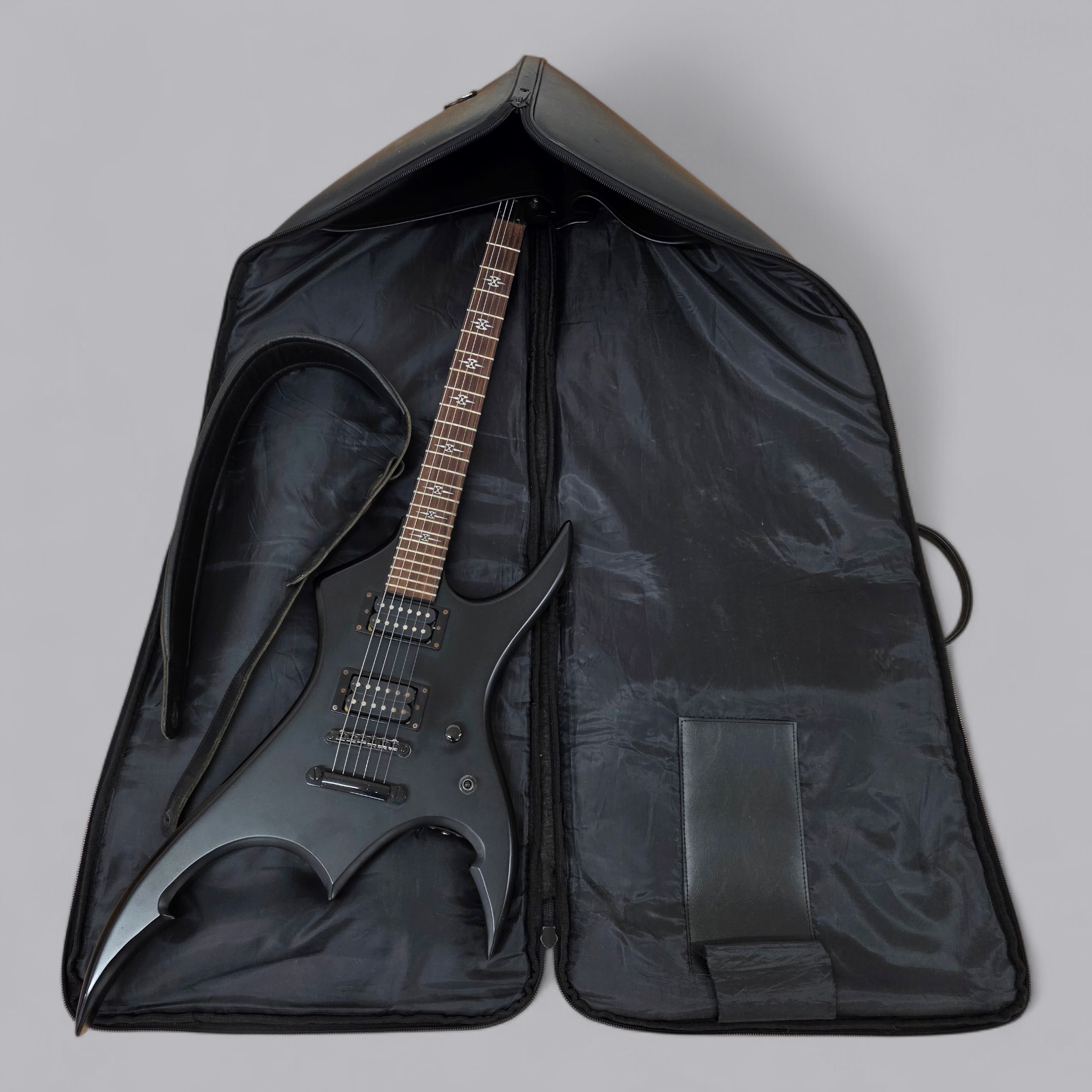 Firewood E-Gitarre – Aggressives Design in Matt-Schwarz