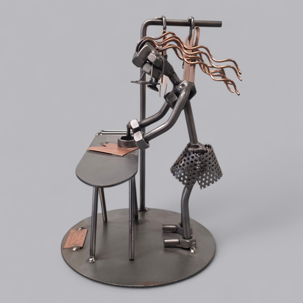 Einzigartiges Metall-Kunstwerk: Fleissige Bügelfee von Hinz & Kunst Germany