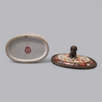 Antike Porzellandose Wong Lee 1895 mit Hundefigur