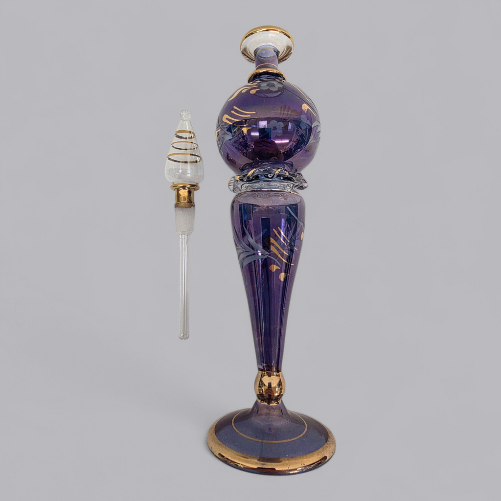 Eleganter Glasflacon in tiefem Violett mit Goldakzenten