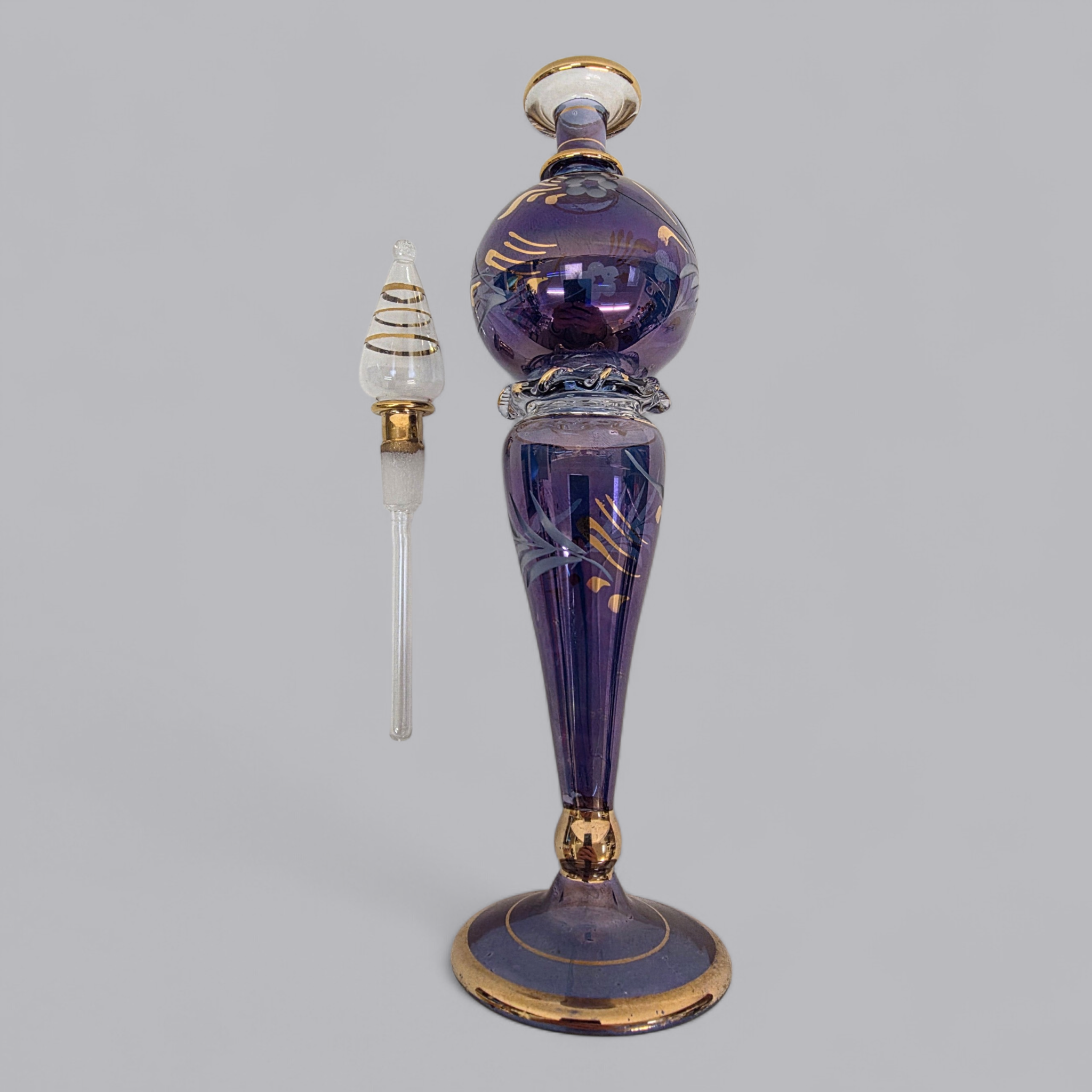 Eleganter Glasflacon in tiefem Violett mit Goldakzenten