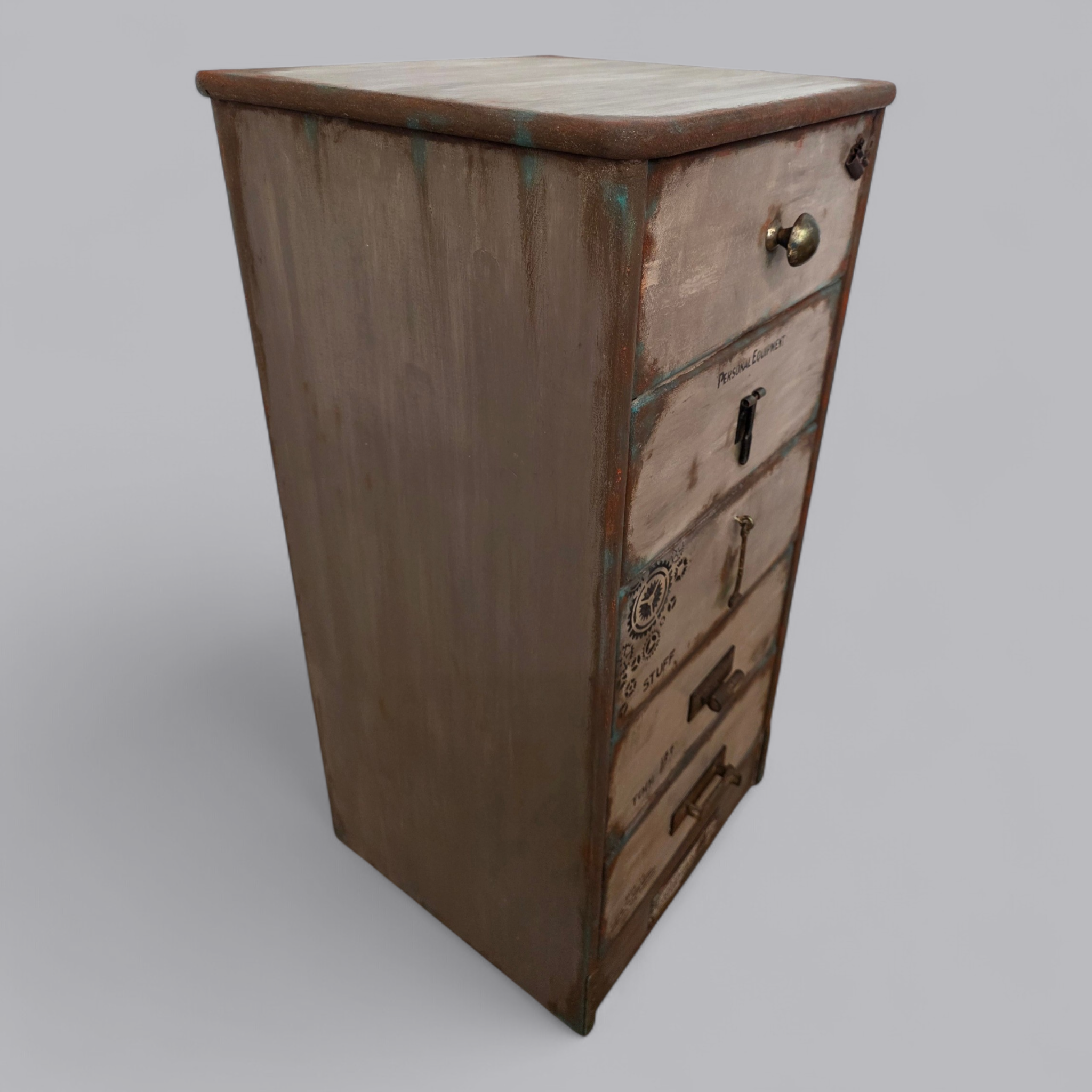 Upcycling-Kommode im Industrial Vintage Look