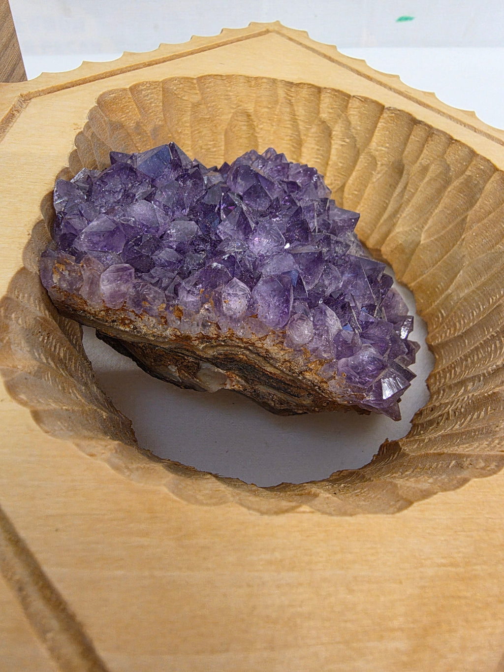 Handgearbeitetes Amethyst-Arrangement im Holzrahmen
