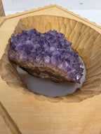 Handgearbeitetes Amethyst-Arrangement im Holzrahmen