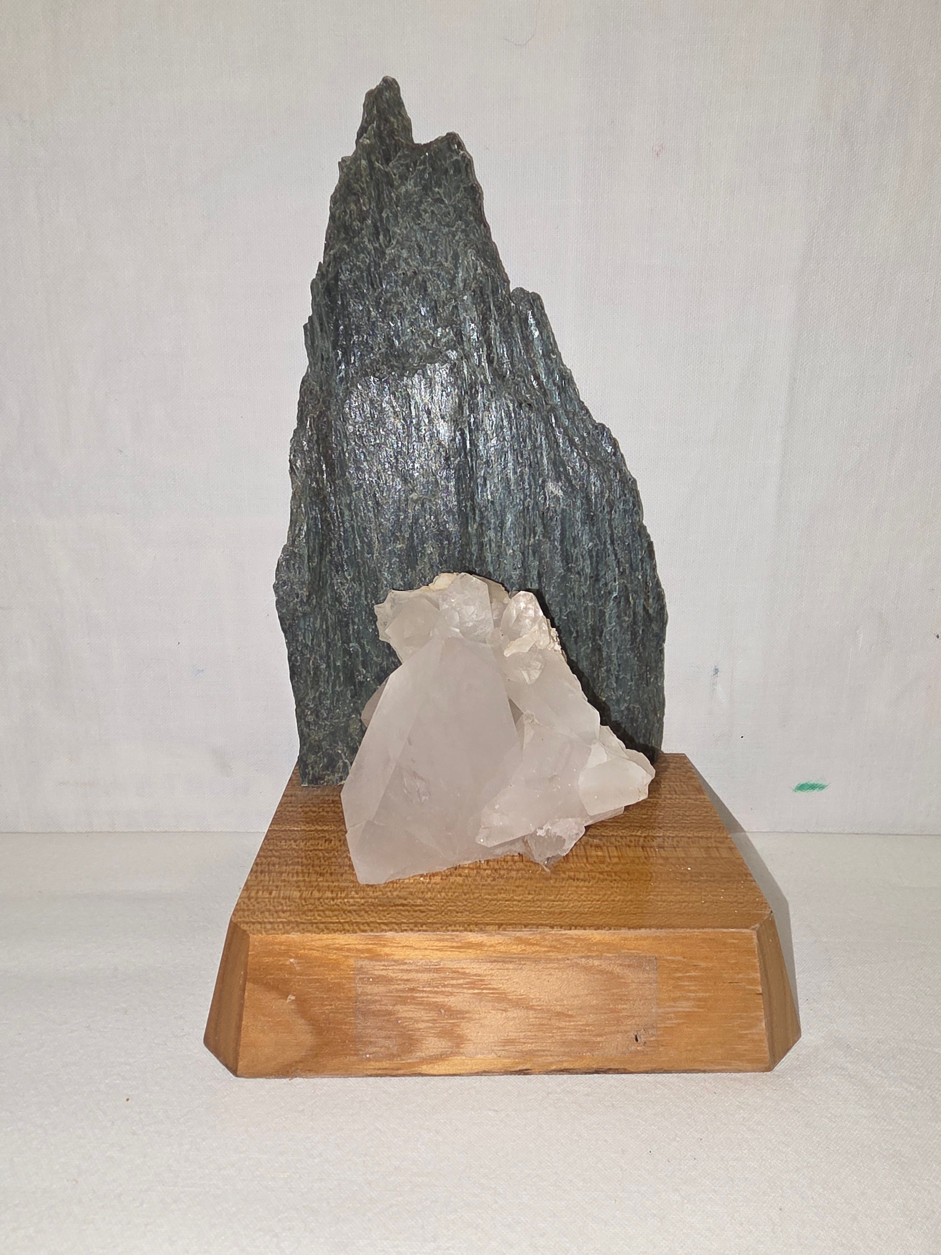 Dekoratives Mineralien-Arrangement mit Grünstein und Bergkristall auf Holzsockel