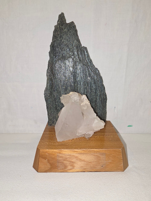 Dekoratives Mineralien-Arrangement mit Grünstein und Bergkristall auf Holzsockel