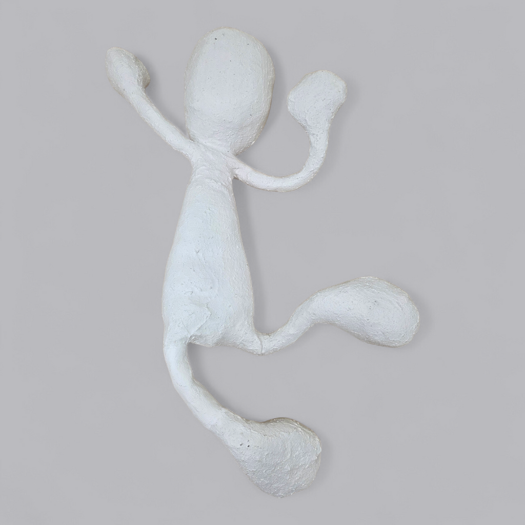 Abstrakte Gips-Skulptur – Liegende Figur