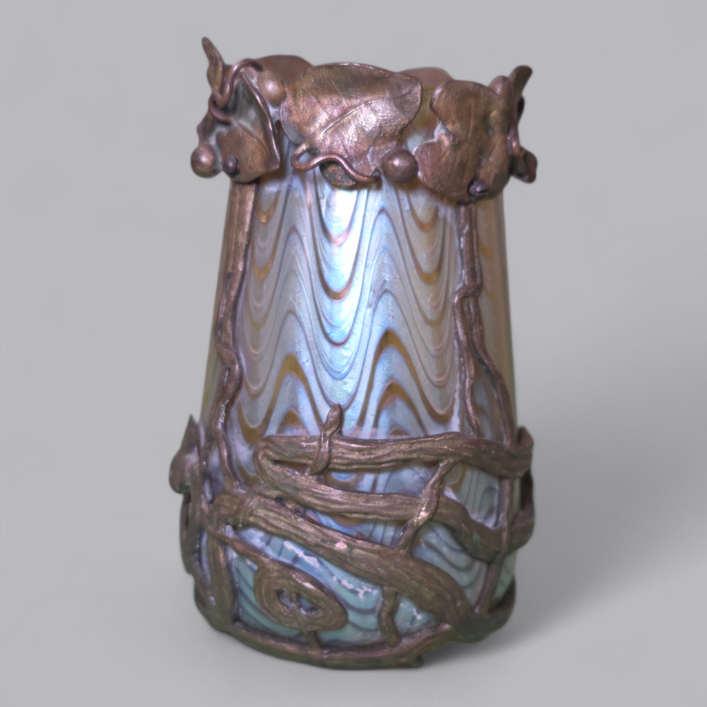 Jugendstil Glasvase mit kunstvoller Messingmontur