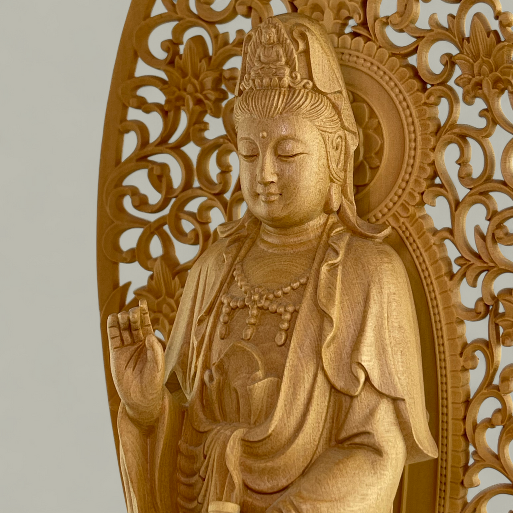 Anmutige Guanyin Holzskulptur auf Lotusthron – Meisterhafte Schnitzkunst