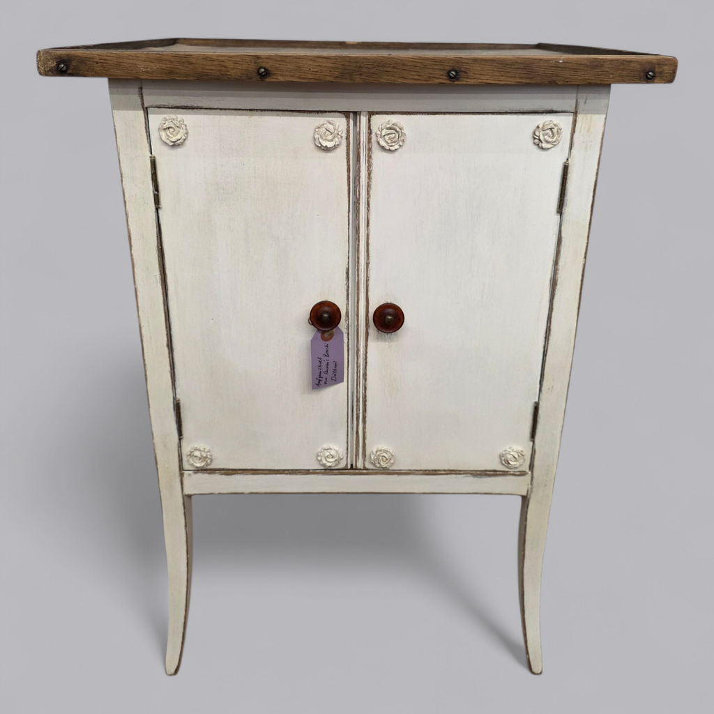 Eleganter Vintage Schrank mit rustikalem Charme