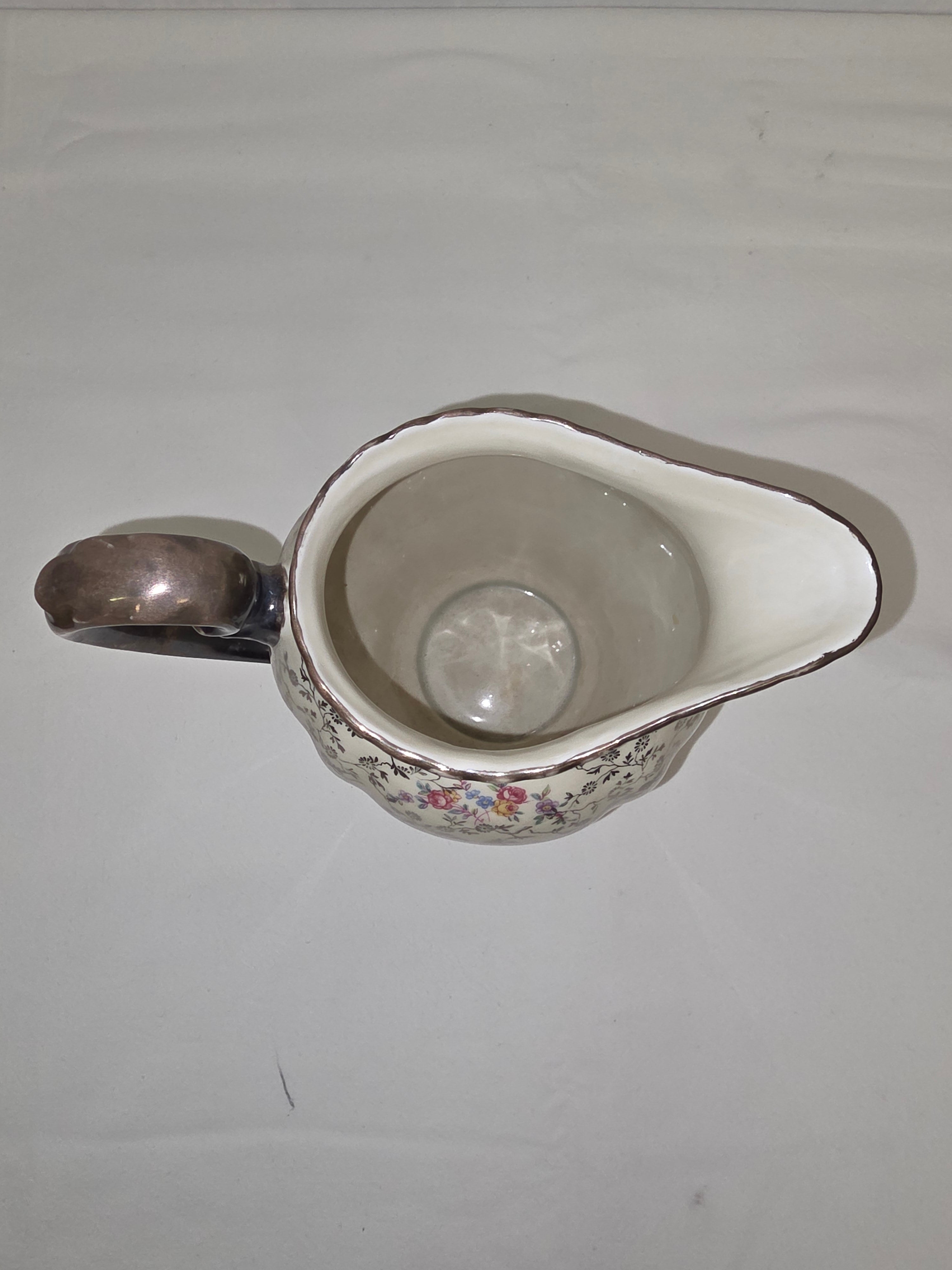 Edler Porzellankrug mit Feinsilber-Dekor und Blumenmuster
