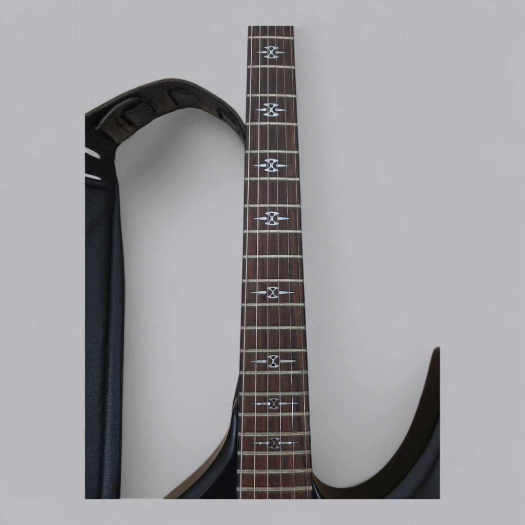 Firewood E-Gitarre – Aggressives Design in Matt-Schwarz
