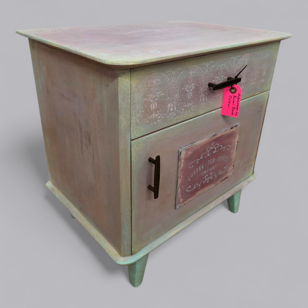 Upcycling Nachtschrank mit sanfter Patina in Pastelltönen