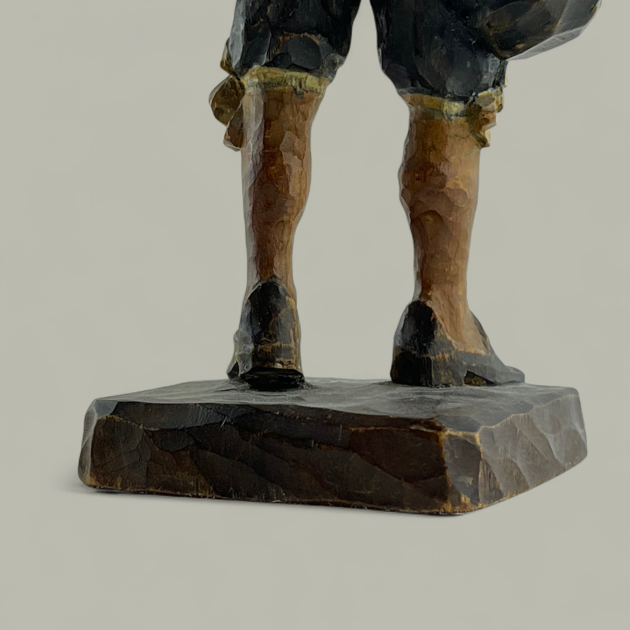 Handgeschnitzte Bürgi Originalfigur in historischer Tracht
