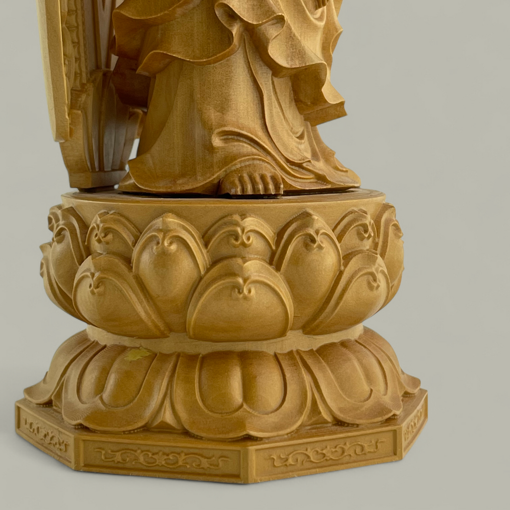 Filigrane Guanyin Skulptur auf Lotusthron – Asiatische Holzschnitzkunst