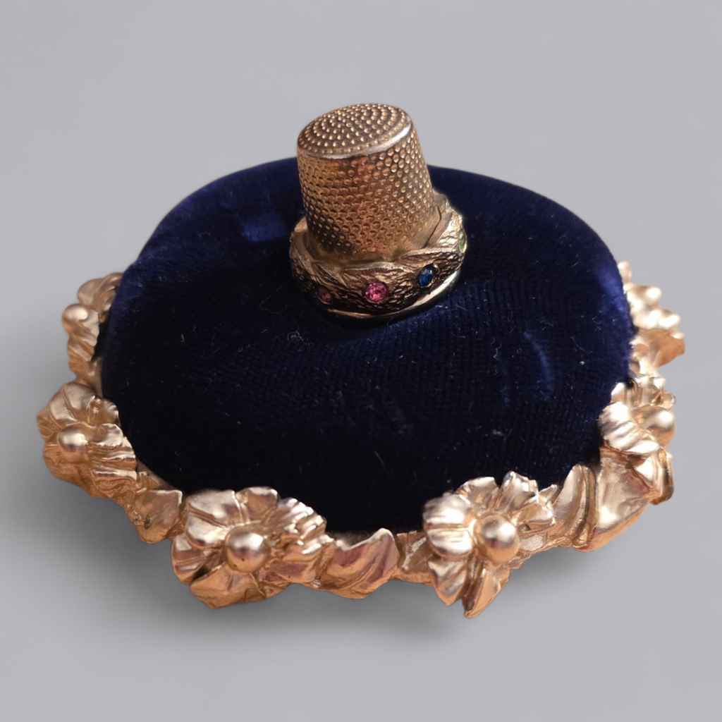Vintage Nadelkissen mit Fingerhut im Barock-Stil