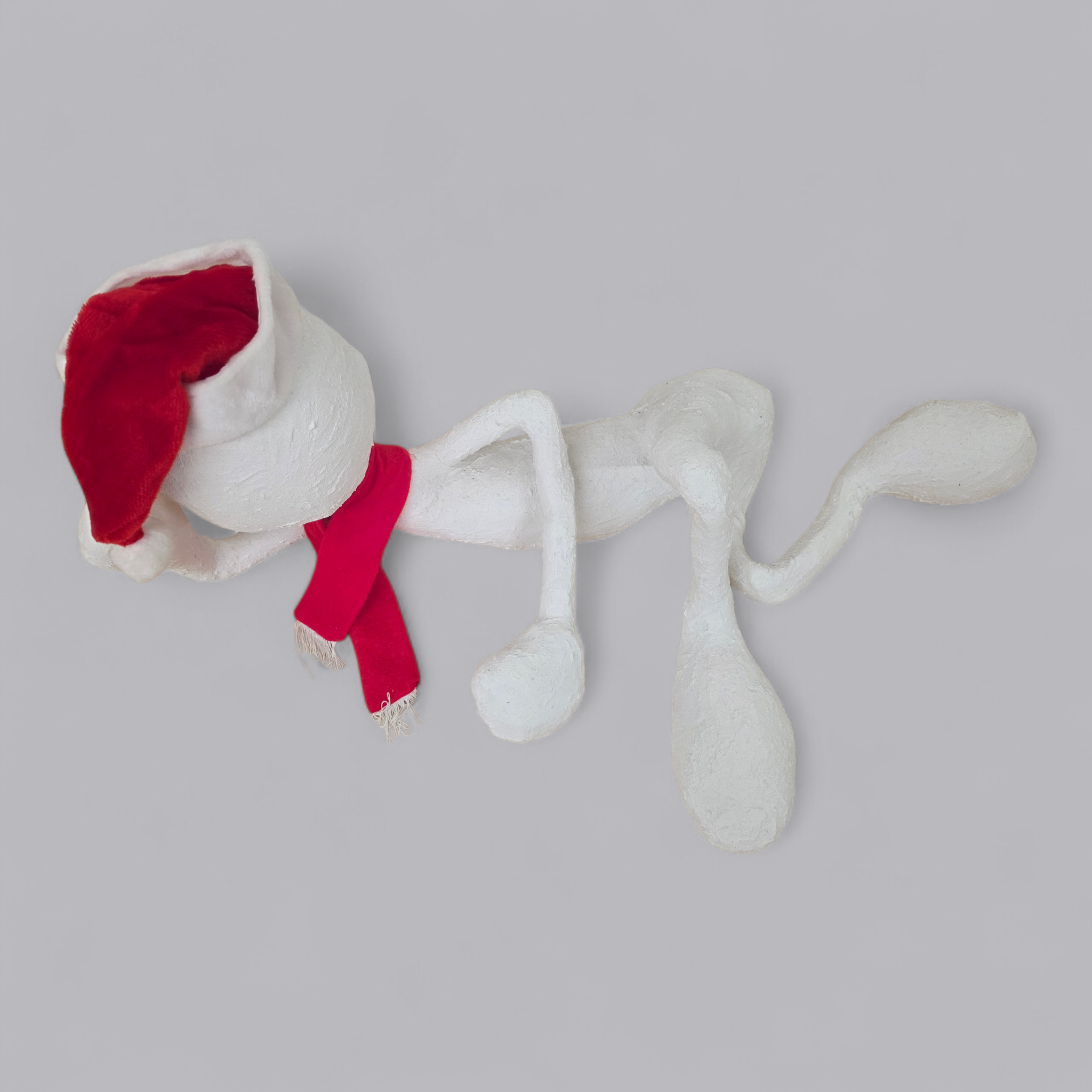 Abstrakte Gips-Skulptur – Sitzende Figur mit Weihnachtsmütze