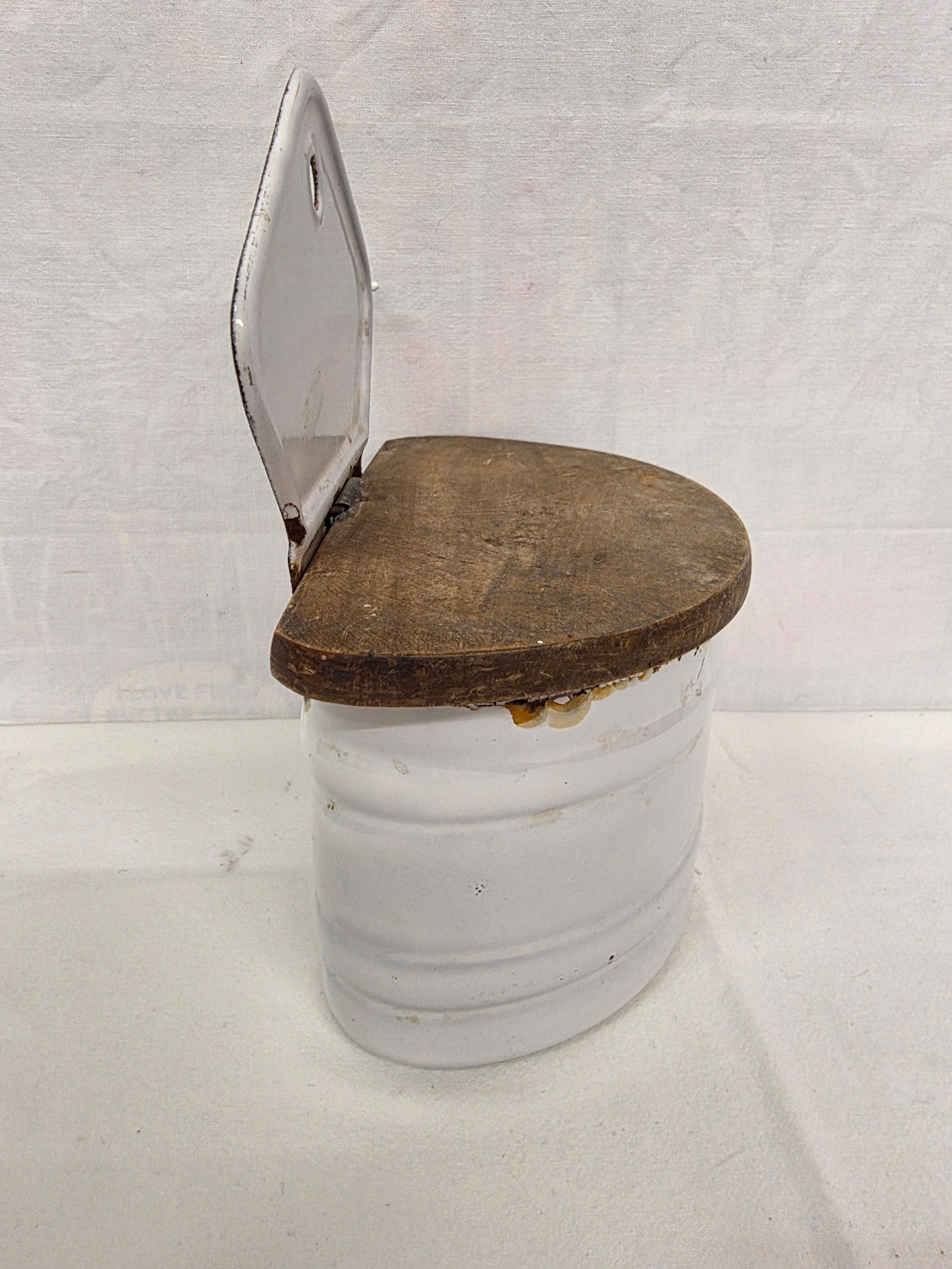 Vintage emaillierter Salzbehälter mit Holzdeckel